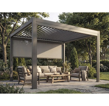 Freistehende Pergola aus Aluminium in Anthrazit mit Lamellendach und Seitenrollo in einem Garten mit Lounge-Möbeln.