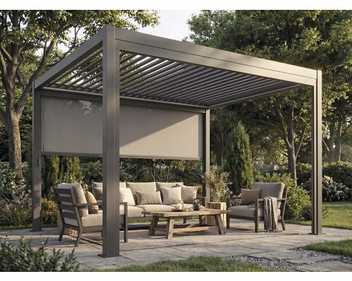 Freistehende Pergola aus Aluminium in Anthrazit mit Lamellendach und Seitenrollo in einem Garten mit Lounge-Möbeln.