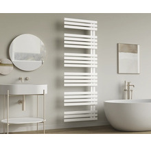 Modernes Badezimmer mit einem weißen Handtuchheizkörper, einem Waschbecken mit rundem Spiegel und einer freistehenden ovalen Badewanne.