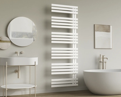 Modernes Badezimmer mit einem weißen Handtuchheizkörper, einem Waschbecken mit rundem Spiegel und einer freistehenden ovalen Badewanne.