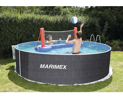Runder Marimex Aufstellpool in Rattan-Optik im Garten mit Personen beim Volleyballspielen mit aufblasbarem Netz.