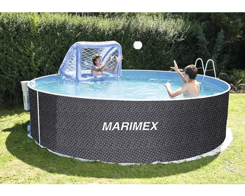 Runder Marimex Aufstellpool in Flechtoptik im Garten mit spielenden Kindern und aufblasbarem Wasserballtor.