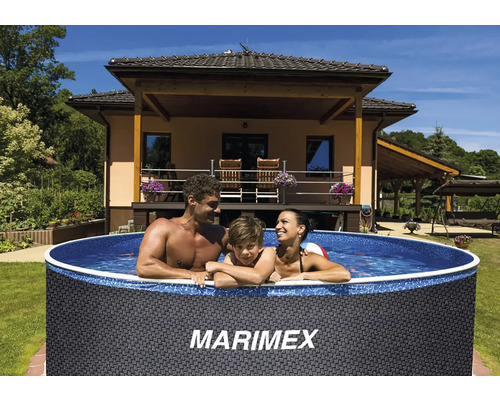 Familie im runden Marimex Aufstellpool mit grauem Rattan-Dekor und Marimex Logo im sonnigen Garten vor einem Haus mit Terrasse.