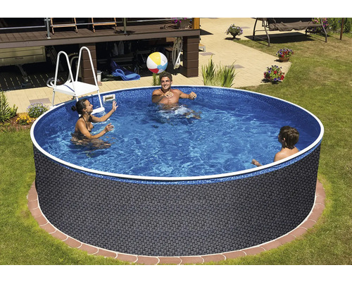 Rundes Aufstellbecken mit Rattan-Optik in einem Garten mit drei Personen und einer weißen Einstiegsleiter.