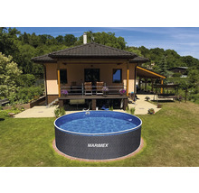 Rundes Gartenpool-Set von Marimex mit gemusterter Außenwand auf einer Rasenfläche vor einem Haus mit Terrasse.