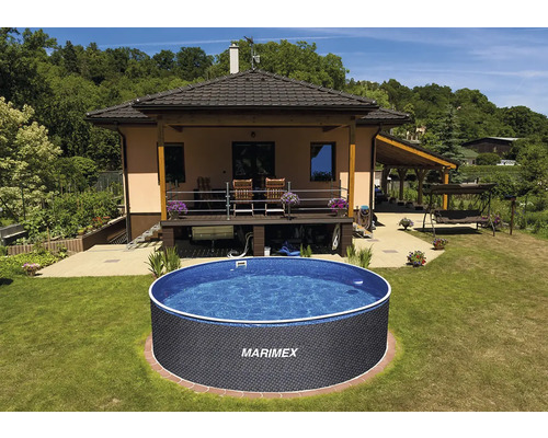 Rundes Gartenpool-Set von Marimex mit gemusterter Außenwand auf einer Rasenfläche vor einem Haus mit Terrasse.