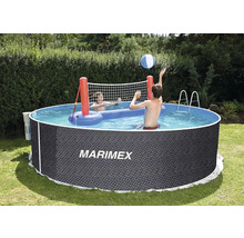 Runder Marimex Aufstellpool mit dunkler Rattanoptik im Garten, zwei Personen spielen mit einem aufblasbaren Volleyball Set.