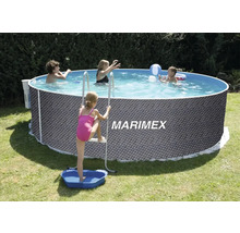 Rundes Aufstellbecken mit Rattan-Optik, Poolleiter und Fußwanne im Garten mit spielenden Kindern.