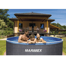 Runder Marimex Aufstellpool in Rattan-Optik im Garten mit einer Familie und einem Haus im Hintergrund.