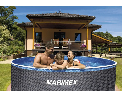 Runder Marimex Aufstellpool in Rattan-Optik im Garten mit einer Familie und einem Haus im Hintergrund.