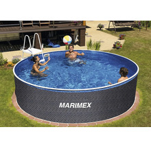 Marimex Aufstellpool rund in Rattan-Optik mit Leiter, drei Personen spielen im Wasser in einem Garten.