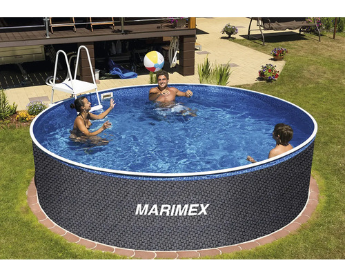 Marimex Aufstellpool rund in Rattan-Optik mit Leiter, drei Personen spielen im Wasser in einem Garten.