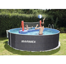 Runder Marimex Aufstellpool in Rattanoptik mit Marimex Logo im Garten. Zwei Personen spielen Volleyball mit aufblasbarem Netz im hellen Pool.