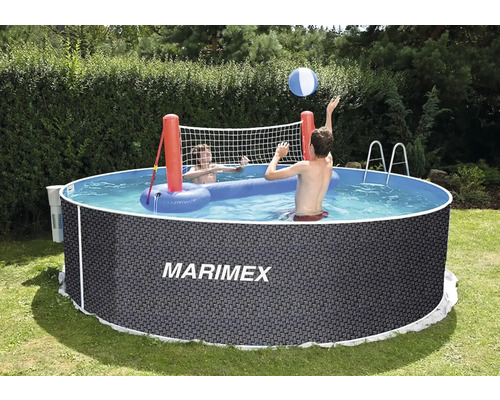 Runder Marimex Aufstellpool in Rattanoptik mit Marimex Logo im Garten. Zwei Personen spielen Volleyball mit aufblasbarem Netz im hellen Pool.