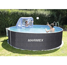 Runder Marimex Aufstellpool in Rattan-Optik im Garten, zwei Kinder spielen Wasserball mit aufblasbarem Tor.