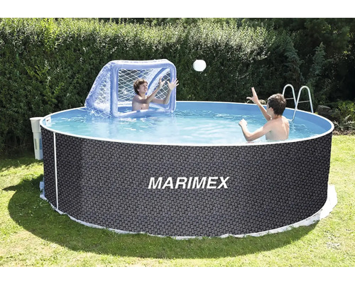 Runder Marimex Aufstellpool in Rattan-Optik im Garten, zwei Kinder spielen Wasserball mit aufblasbarem Tor.