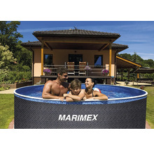 Runder Marimex Aufstellpool in dunkler Rattanoptik mit einer Familie in einem sonnigen Garten vor einem Wohnhaus.