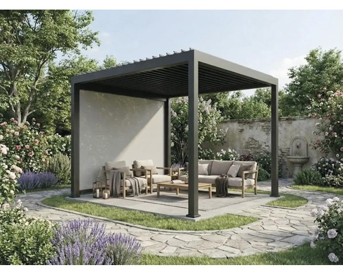 Moderne Aluminium-Pergola mit Lamellendach, Seitenwand und Lounge-Möbeln in einem begrünten Garten mit Steinweg.