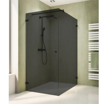 Moderne Walk-In-Duschkabine mit dunklem Rauchglas und mattschwarzen Beschlägen, inklusive Kopf- und Handbrause in einem hellen Badezimmer.