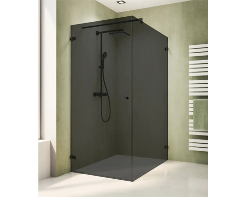 Moderne Walk-In-Duschkabine mit dunklem Rauchglas und mattschwarzen Beschlägen, inklusive Kopf- und Handbrause in einem hellen Badezimmer.