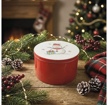 Runde rote Metalldose mit Schneemann-Motiv auf dem Deckel, dekoriert mit Tannenzweigen, Zapfen und weihnachtlichen Elementen auf Holztisch.