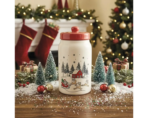Keramikdose mit rotem Deckel und Wintermotiv mit Weihnachtsmann und Rentieren in einer weihnachtlich dekorierten Szene.