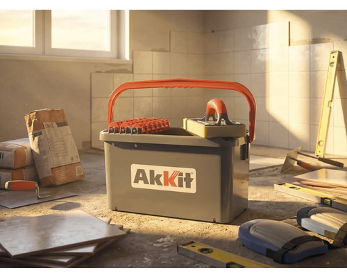 AkKit Fliesenwaschset mit Eimer, Rollenaufsatz und Schwammbrett auf einer Baustelle mit Fliesen, Kleber und Werkzeugen.