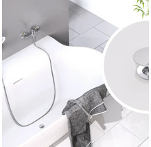 Moderne asymmetrische Badewanne in Weiß mit verchromter Duscharmatur und Handbrause in einem hellen Badezimmer.