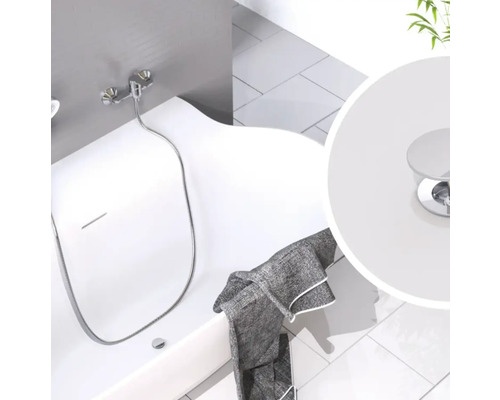 Moderne asymmetrische Badewanne in Weiß mit verchromter Duscharmatur und Handbrause in einem hellen Badezimmer.
