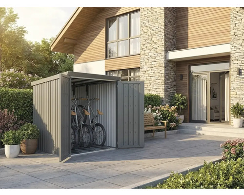 Moderner Metall-Fahrradschuppen in Grau auf einer Terrasse neben einem Wohnhaus. Zwei Fahrräder sind im Inneren platzsparend verstaut.
