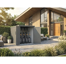 Moderne Fahrradbox aus Metall mit Platz für drei Fahrräder auf einer gepflasterten Terrasse vor einem Haus mit Holzfassade.