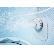 Whirlpooldüse in Aktion mit austretendem Wasserstrahl und Luftblasen.