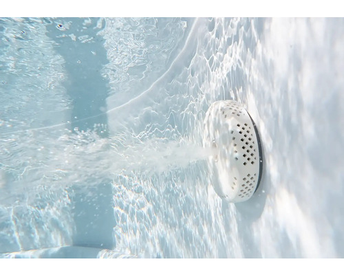 Whirlpooldüse unter Wasser mit austretendem Luft- und Wasserstrahl im Pool.