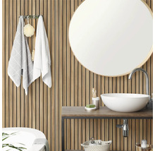 Modernes Badezimmer mit Wandpaneelen aus Holzlamellen, rundem Spiegel und weißem Aufsatzwaschbecken auf einem Waschtisch aus Holz.