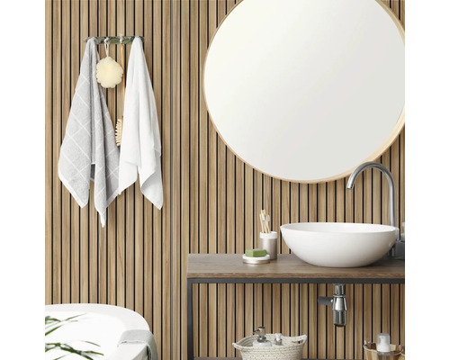 Modernes Badezimmer mit Wandpaneelen aus Holzlamellen, rundem Spiegel und weißem Aufsatzwaschbecken auf einem Waschtisch aus Holz.