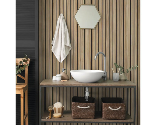 Modern gestaltetes Badezimmer mit Holzwandpaneelen, rundem Aufsatzwaschbecken auf einem Waschtisch mit Regalfach, Körben und hexagonalem Spiegel.