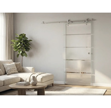 Glasschiebetür mit horizontalen Streifen und Schiebetürsystem aus Metall in einem hellen, modern eingerichteten Wohnzimmer.