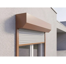 Vorbaurollladen mit eckigem Kasten an einem Fenster einer Außenfassade, Lamellen teilweise geschlossen.