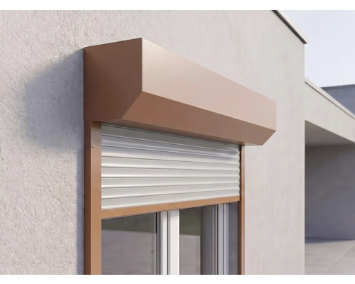 Vorbaurollladen mit eckigem Kasten an einem Fenster einer Außenfassade, Lamellen teilweise geschlossen.