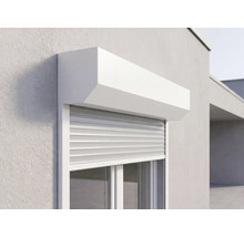Weißer Vorbaurollladen aus Aluminium, montiert an einem Fenster an einer hellen Hausfassade für Sonnenschutz und Sichtschutz.