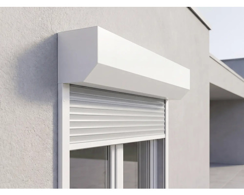 Weißer Vorbaurollladen aus Aluminium, montiert an einem Fenster an einer hellen Hausfassade für Sonnenschutz und Sichtschutz.