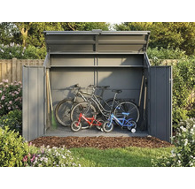Offene Metall-Fahrradbox im Garten mit zwei Erwachsenenrädern, zwei Kinderrädern, Rechen und Schaufel.