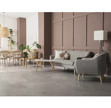 Modernes Wohnzimmer mit großformatigen grauen Bodenfliesen in Steinoptik, grauem Sofa, Sessel und einer braun gestalteten Wandpaneel-Wand.