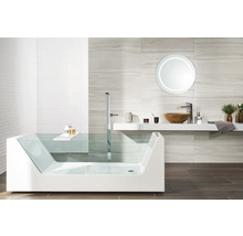 Modernes Badezimmer mit Glasbadewanne, freistehender Armatur, Aufsatzwaschbecken aus Holz und beleuchtetem Rundspiegel.