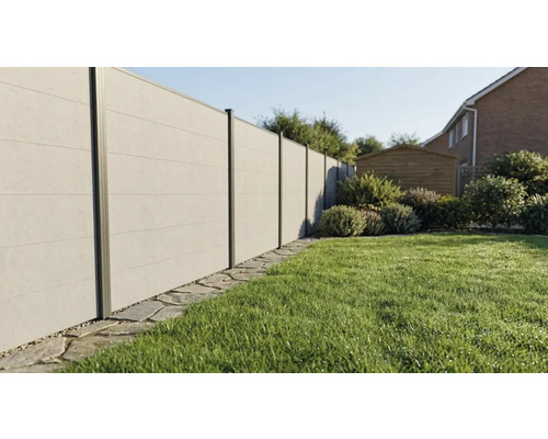 Moderner Sichtschutzzaun in Betonoptik mit Metallpfosten in einem gepflegten Garten mit Rasenfläche und Steinumrandung.