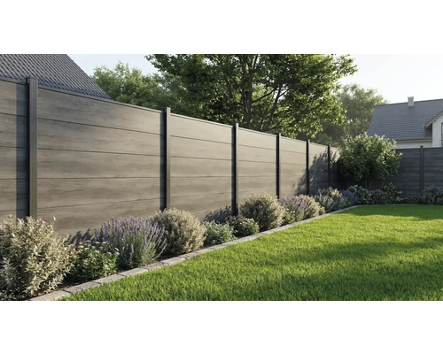Moderner Sichtschutzzaun aus Verbundwerkstoff in Holzoptik mit schwarzen Metallpfosten in einem gepflegten Garten mit Rasen und Staudenbeet.