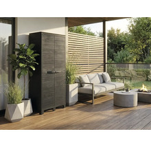 Hoher Gartenschrank in Holzoptik auf einer modernen Terrasse mit Loungemöbeln und Pflanzen.