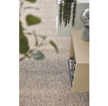 Strukturierter Teppichboden in Beige- und Brauntönen in einem hellen, modern eingerichteten Zimmer mit Beistelltisch und Pflanzen.