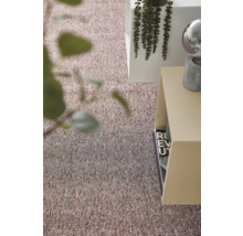 Strukturierter Melange-Teppichboden in einem modernen Wohnzimmer mit Beistelltischen und Zimmerpflanzen.