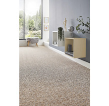 Heller moderner Wohnraum mit strukturiertem Teppichboden in Beige-Grau-Melange, grauer Wand, Schweberegalen und großem Fenster zum Garten.